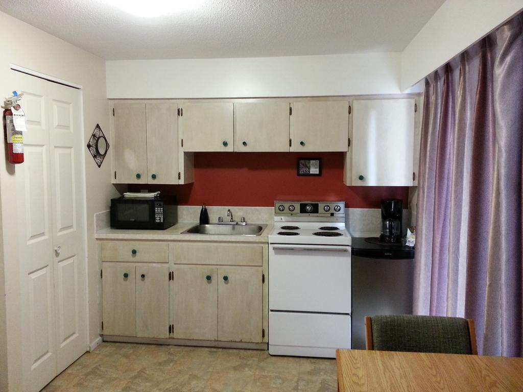 Edgewater Motel Campbell River Room photo